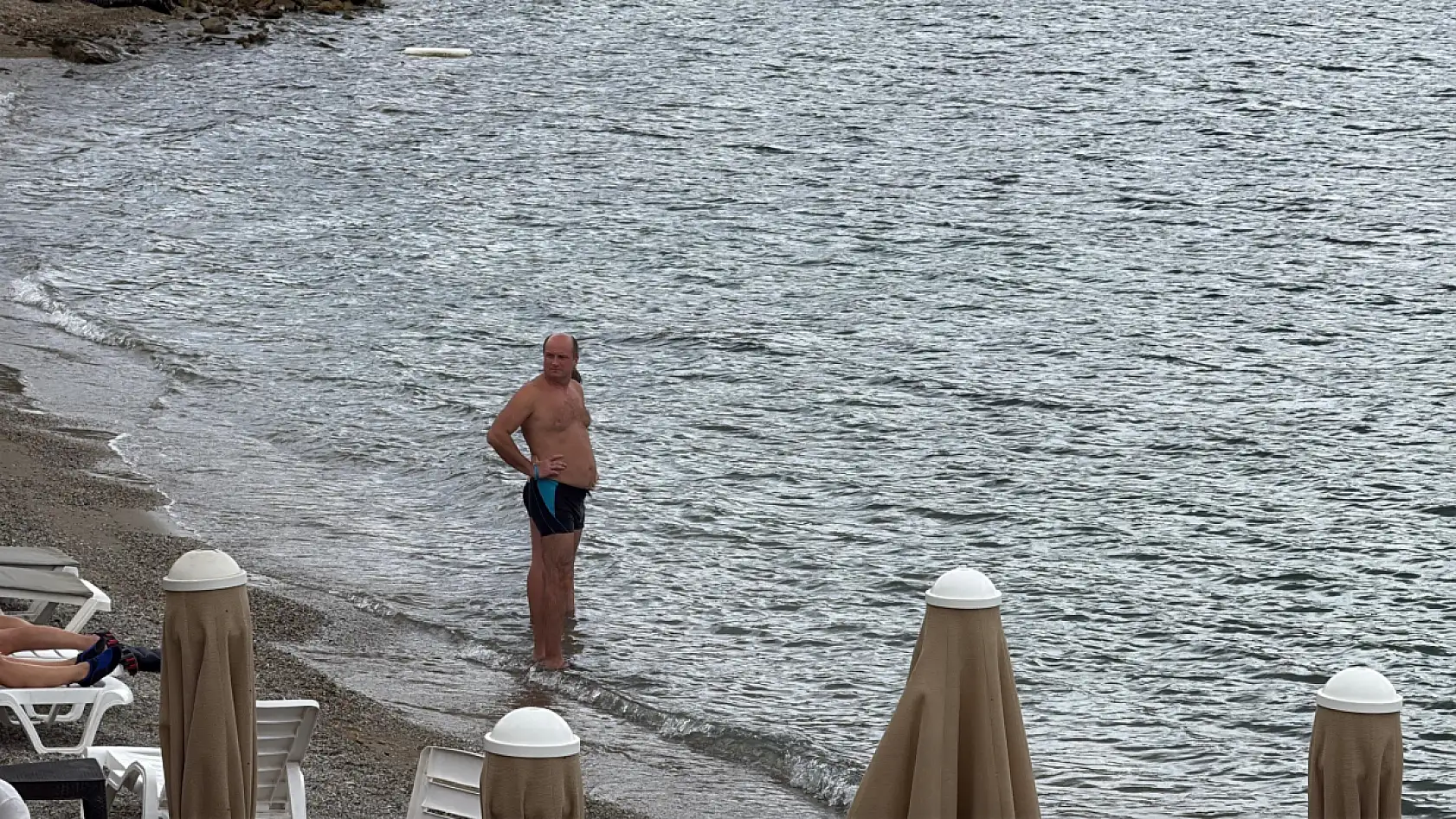 Bodrum'da aynı gün iki manzara: Bir yanda taşkın, diğer yanda deniz keyfi