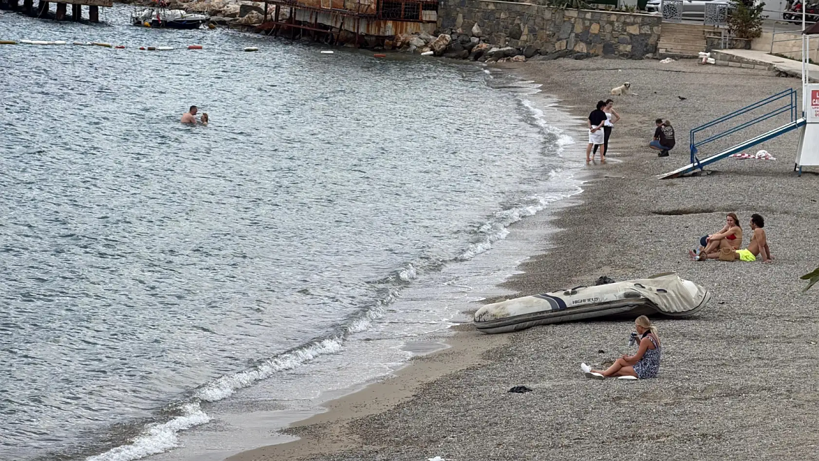 Bodrum'da aynı gün iki manzara: Bir yanda taşkın, diğer yanda deniz keyfi