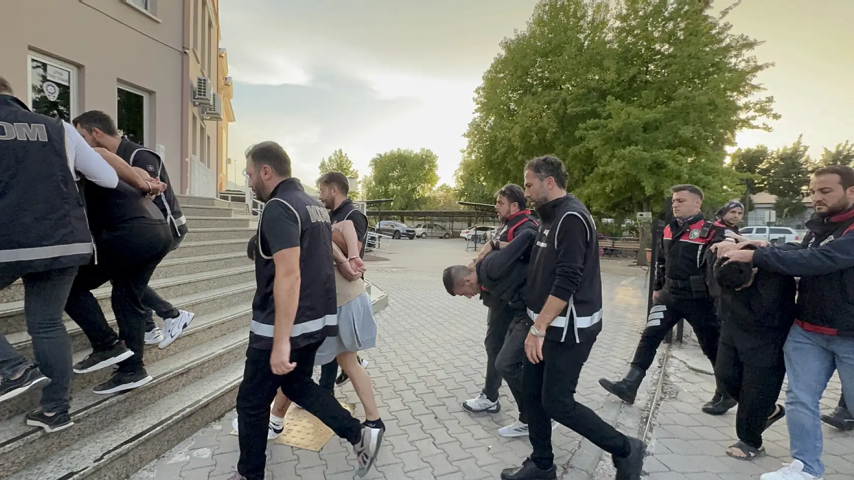 Fethiye'de polise ateş açan şüpheliler adliyeye sevk edildi
