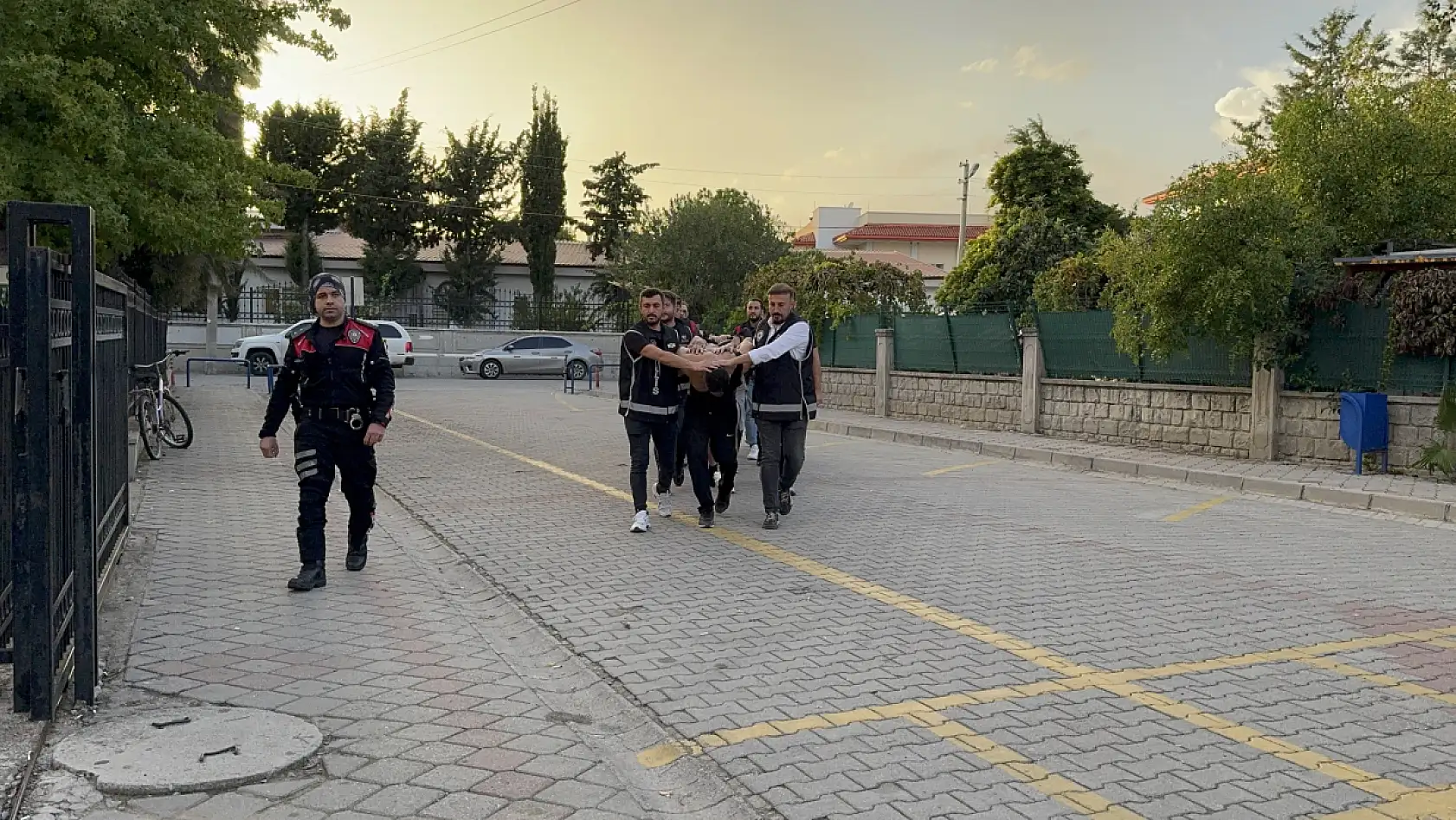 Fethiye'de polise ateş açan şüpheliler adliyeye sevk edildi
