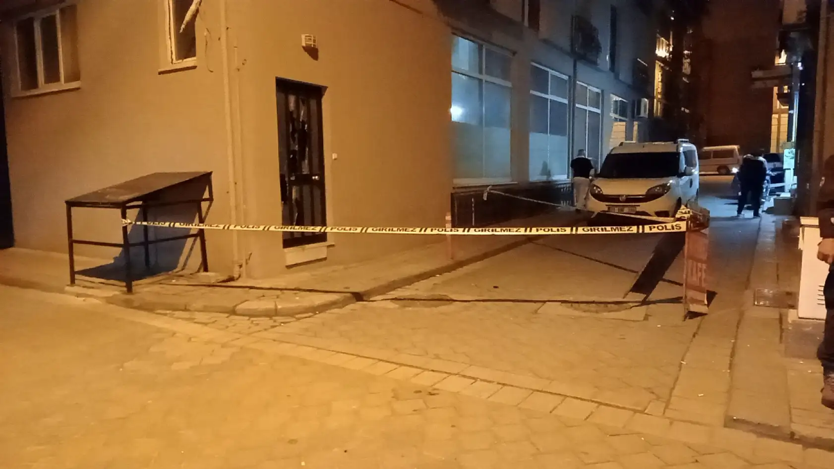 Motosikletli saldırganlar iş yerine tüfekle 3 el ateş açıp kaçtı