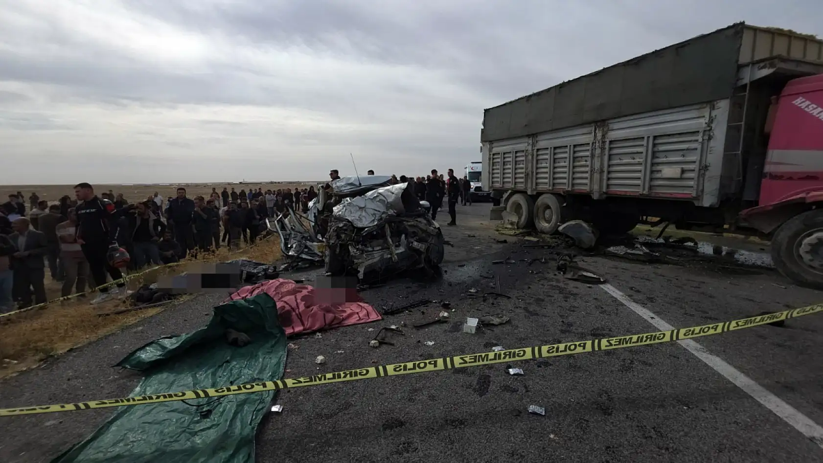 Kamyon ile otomobil çarpıştı: 3 kardeş öldü