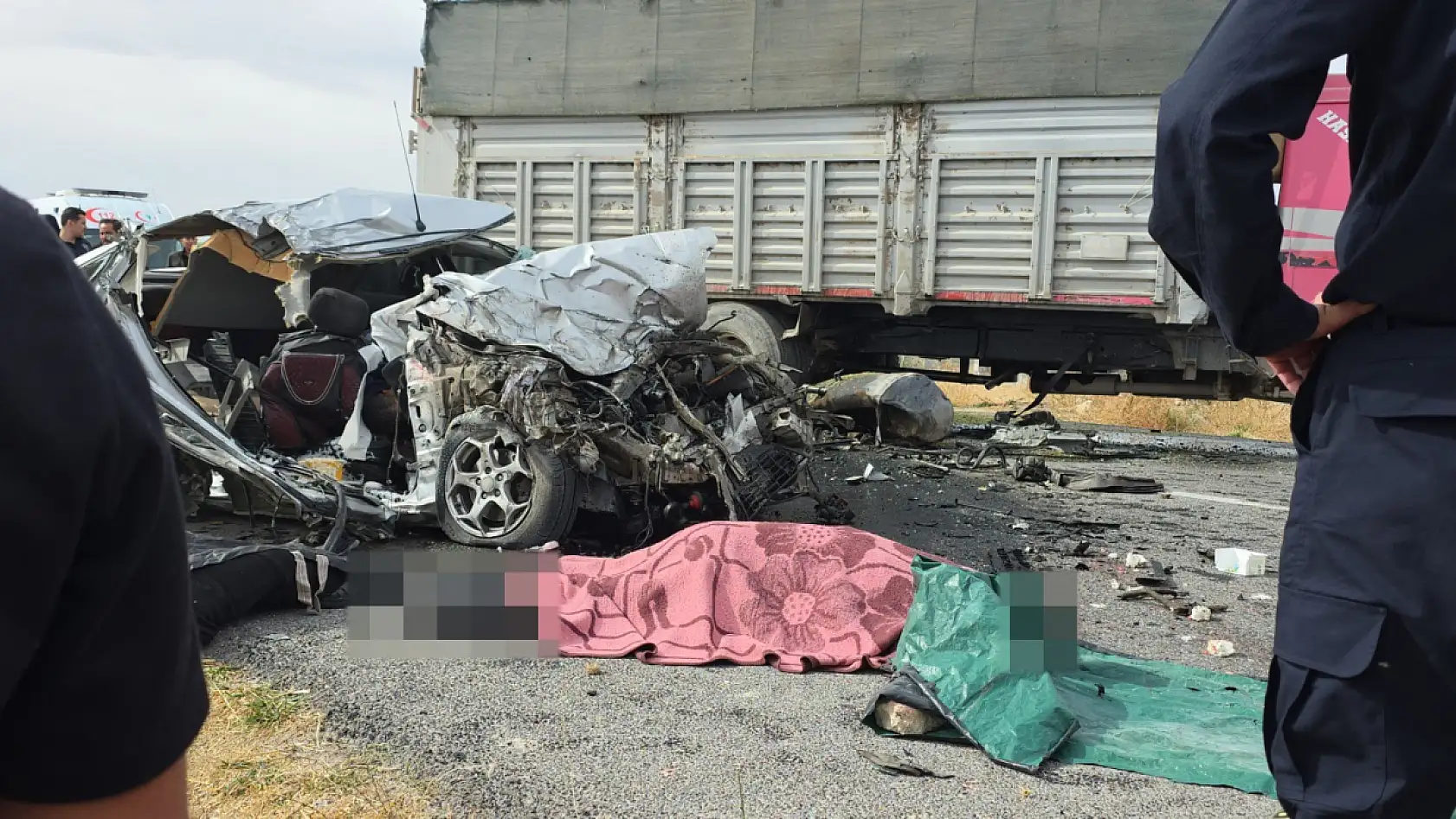 Kamyon ile otomobil çarpıştı: 3 kardeş öldü