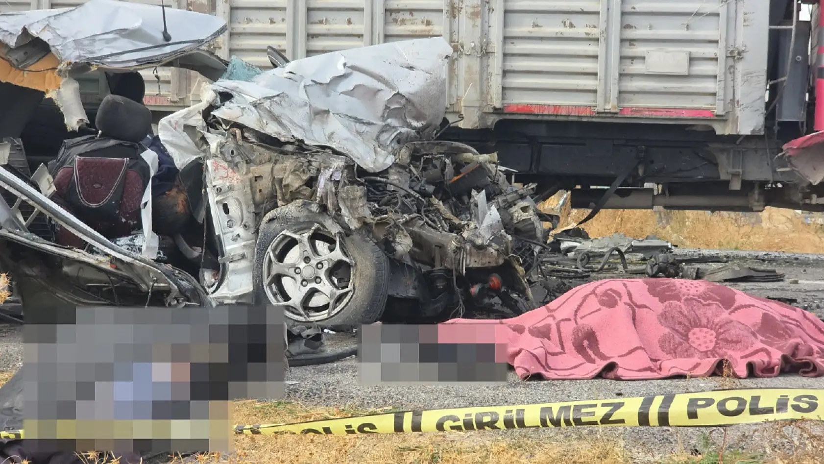 Kamyon ile otomobil çarpıştı: 3 kardeş öldü