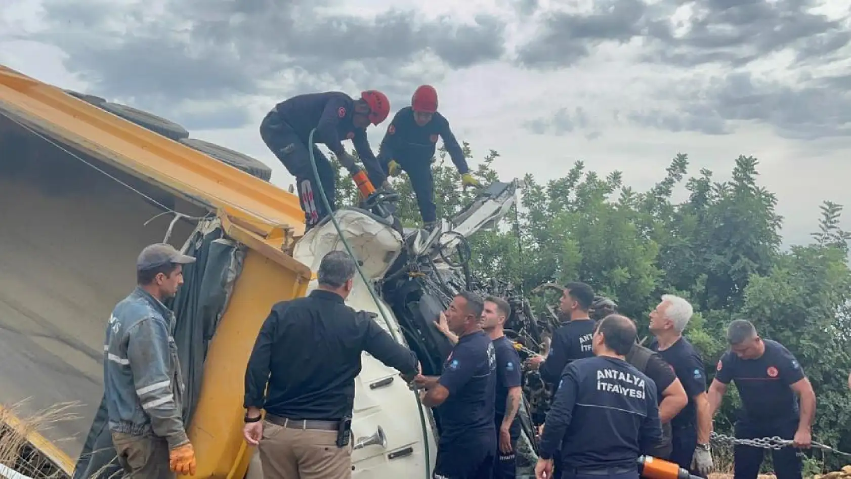 Freni boşalan kum yüklü kamyon dehşeti: 1 ölü, 1 yaralı