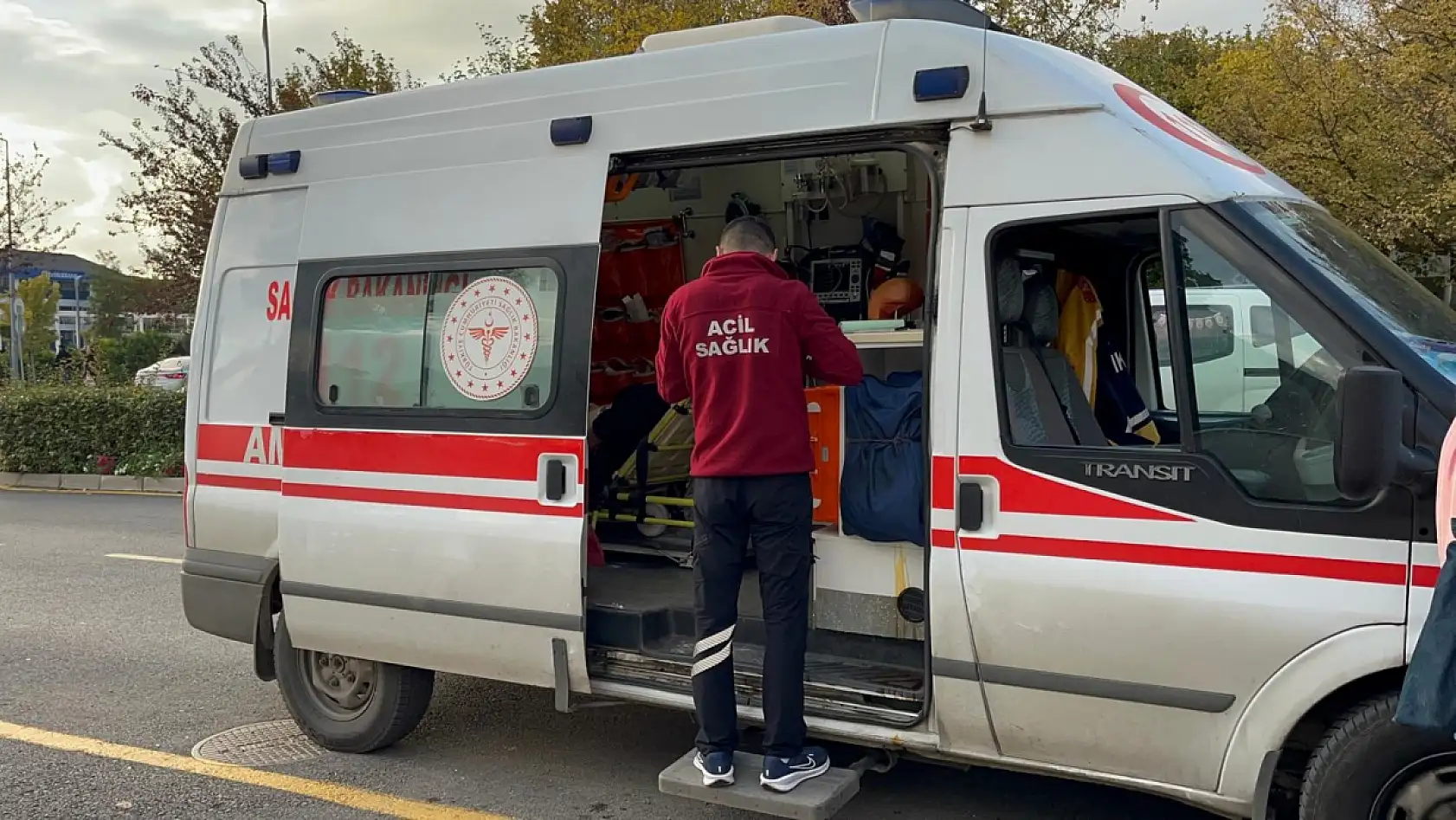 Menteşe'de araç refüje çıktı: 1 yaralı