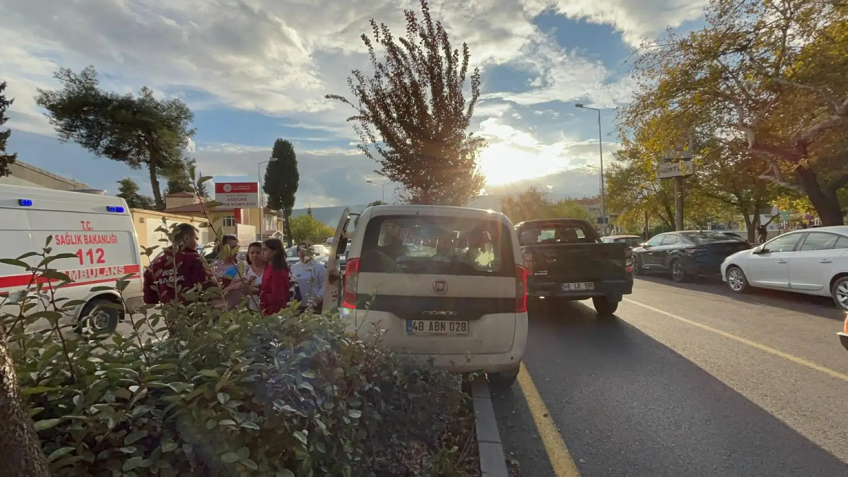 Menteşe'de araç refüje çıktı: 1 yaralı