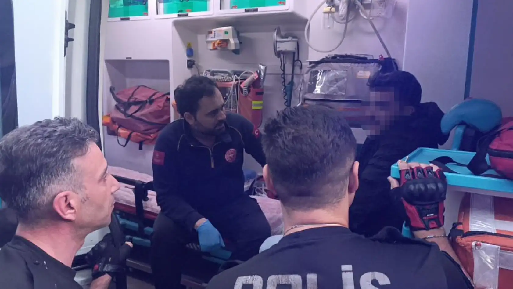 Dolmuş durağında baygın halde bulundu, polisleri görünce elini öptü