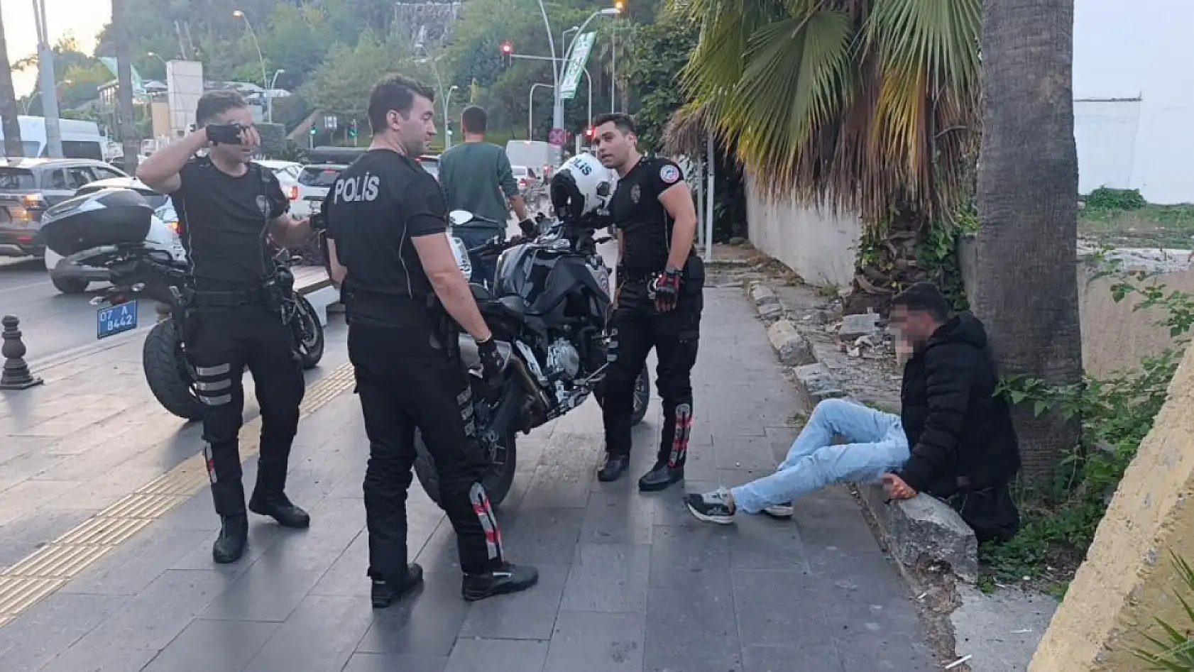 Dolmuş durağında baygın halde bulundu, polisleri görünce elini öptü