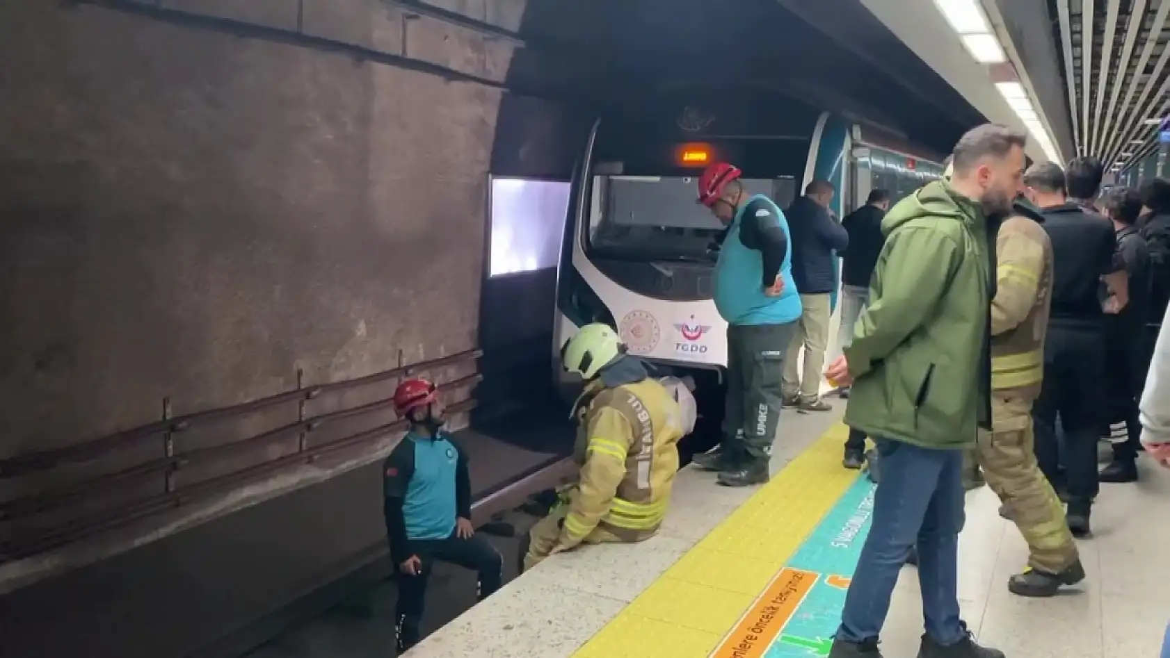 Üsküdar Marmaray İstasyonu'nda raylara atlayan kadın hayatını kaybetti