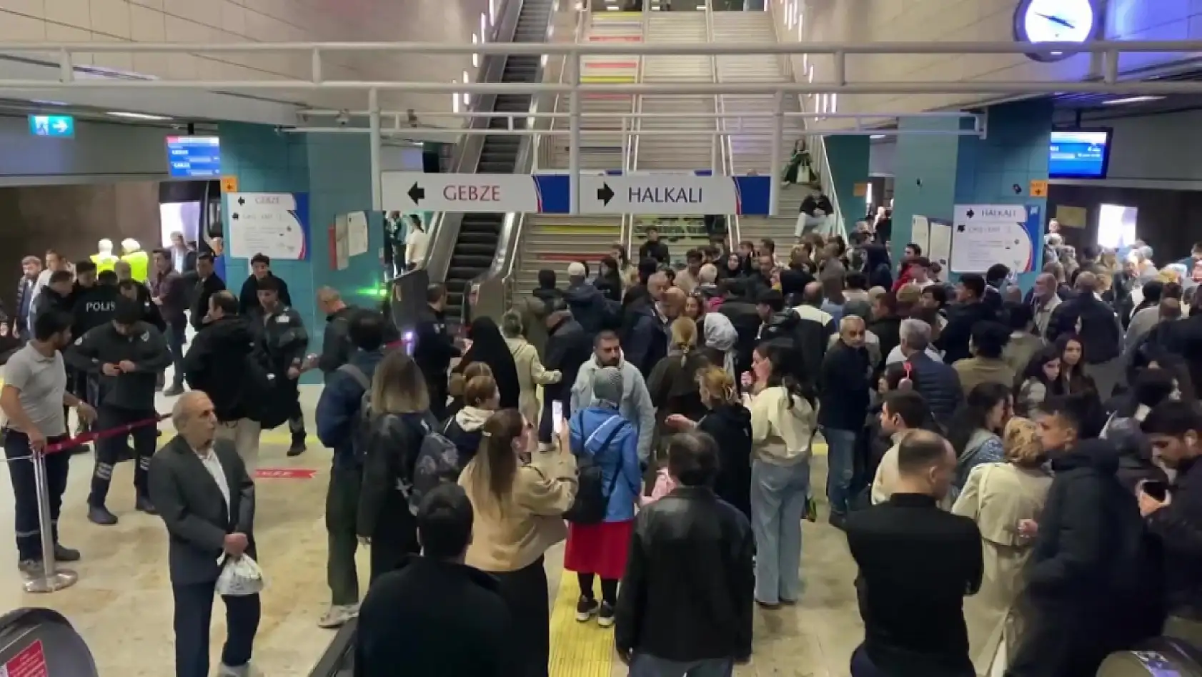 Üsküdar Marmaray İstasyonu'nda raylara atlayan kadın hayatını kaybetti