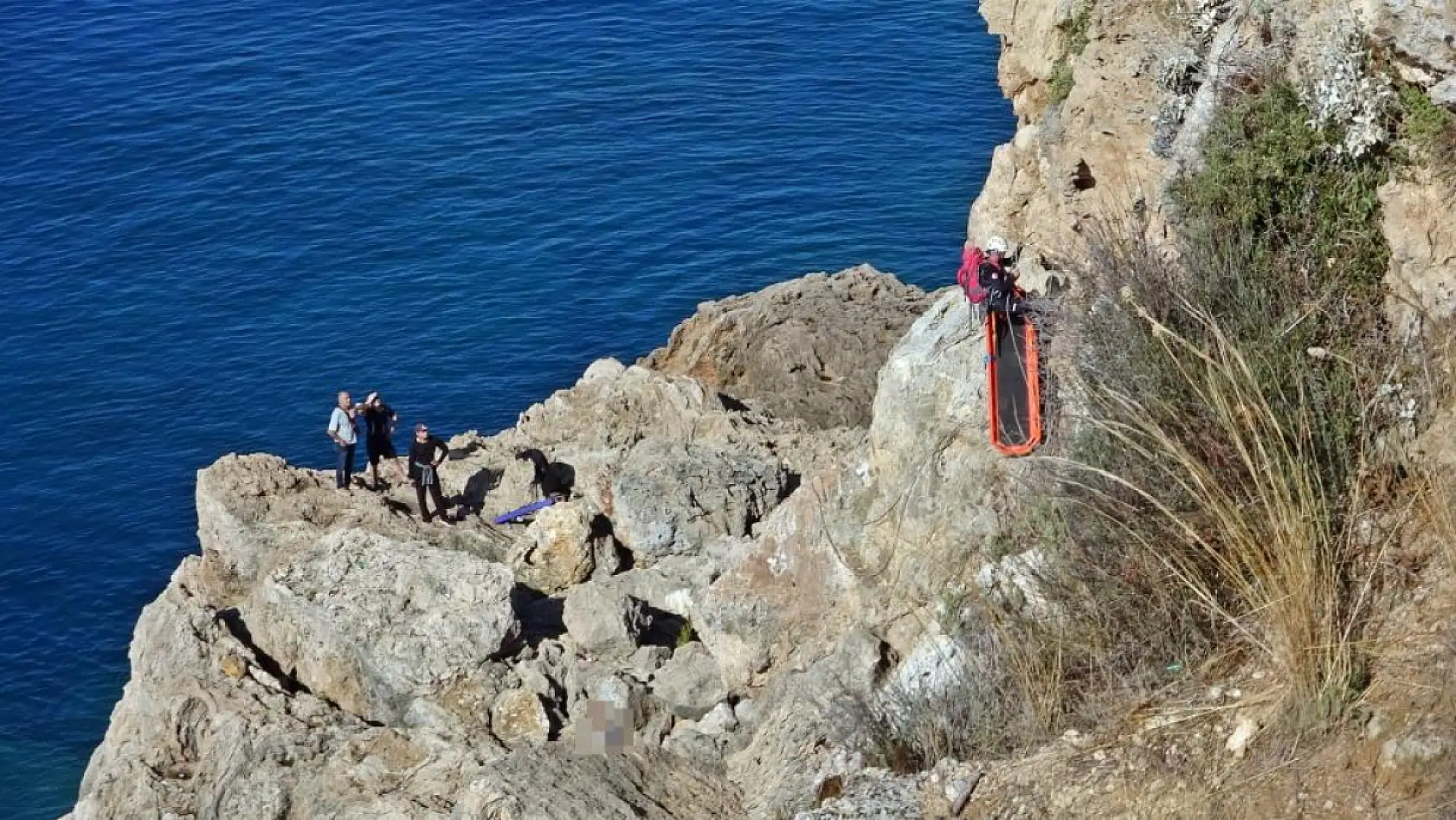 4 çocuk babası 25 metre yükseklikteki falezlerin kayalık alanında ölü bulundu, kardeşinin 'Abim' feryatları yürek yaktı