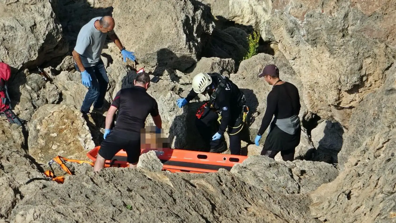 4 çocuk babası 25 metre yükseklikteki falezlerin kayalık alanında ölü bulundu, kardeşinin 'Abim' feryatları yürek yaktı