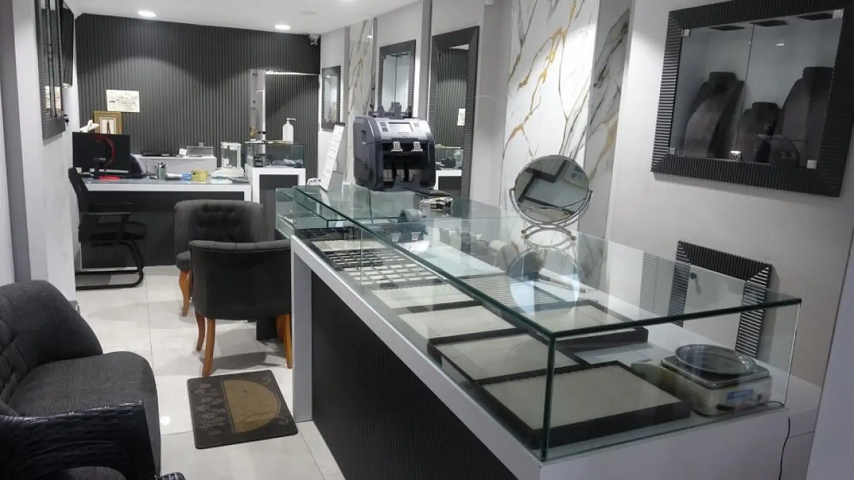 Film Gibi Soygun! Kameraları Boyadılar, 5 Kilo Altını Alıp Kaçtılar