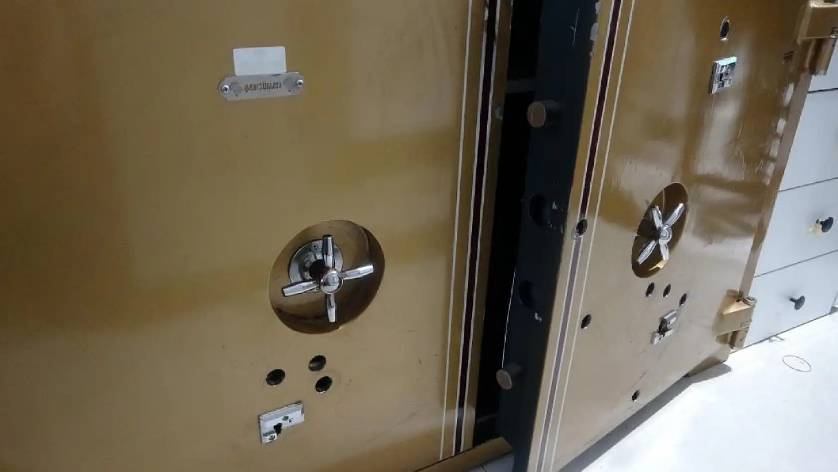 Film Gibi Soygun! Kameraları Boyadılar, 5 Kilo Altını Alıp Kaçtılar