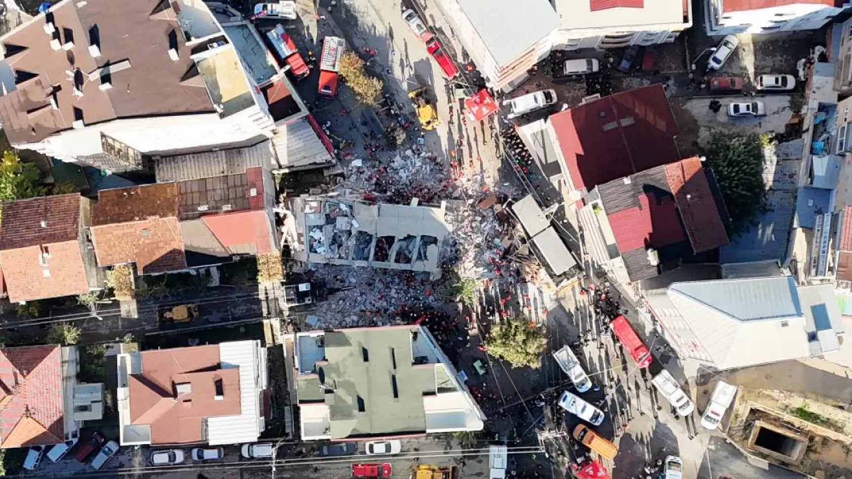Kocaeli Gebze'de bina çöktü: 5 kişiyi kurtarma çalışmaları sürüyor