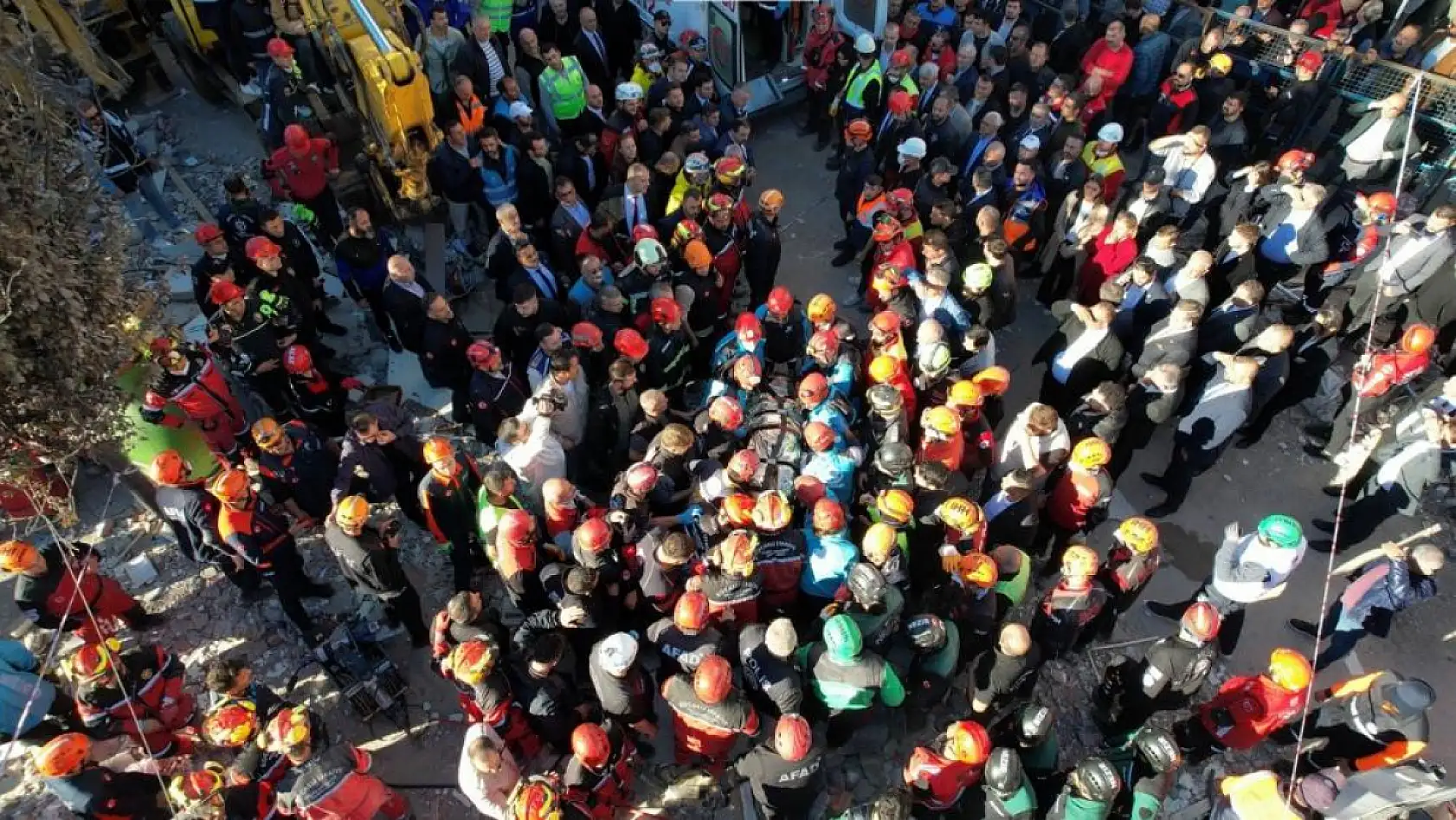 Gebze'de Umut Veren Haber! 18 Yaşındaki Dilara Enkazdan Canlı Kurtarıldı