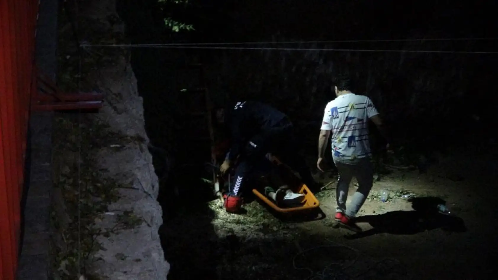 4 Metrelik inşaat çukuruna düşen turist itfaiye tarafından kurtarıldı