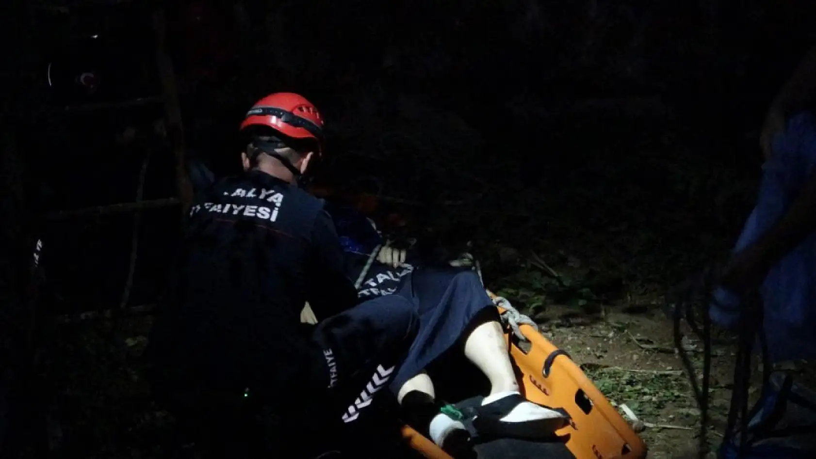 4 Metrelik inşaat çukuruna düşen turist itfaiye tarafından kurtarıldı