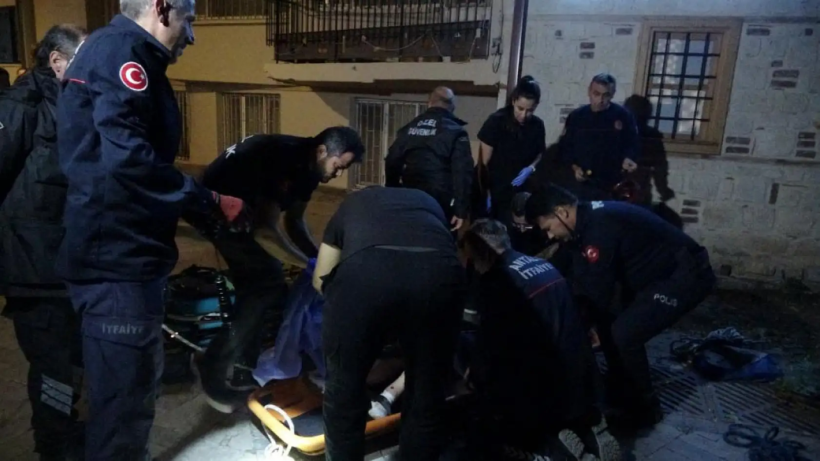 4 Metrelik inşaat çukuruna düşen turist itfaiye tarafından kurtarıldı