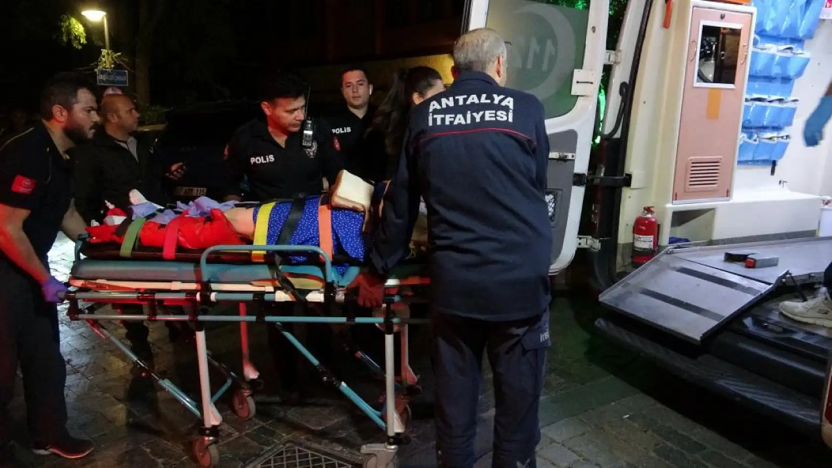 4 Metrelik inşaat çukuruna düşen turist itfaiye tarafından kurtarıldı