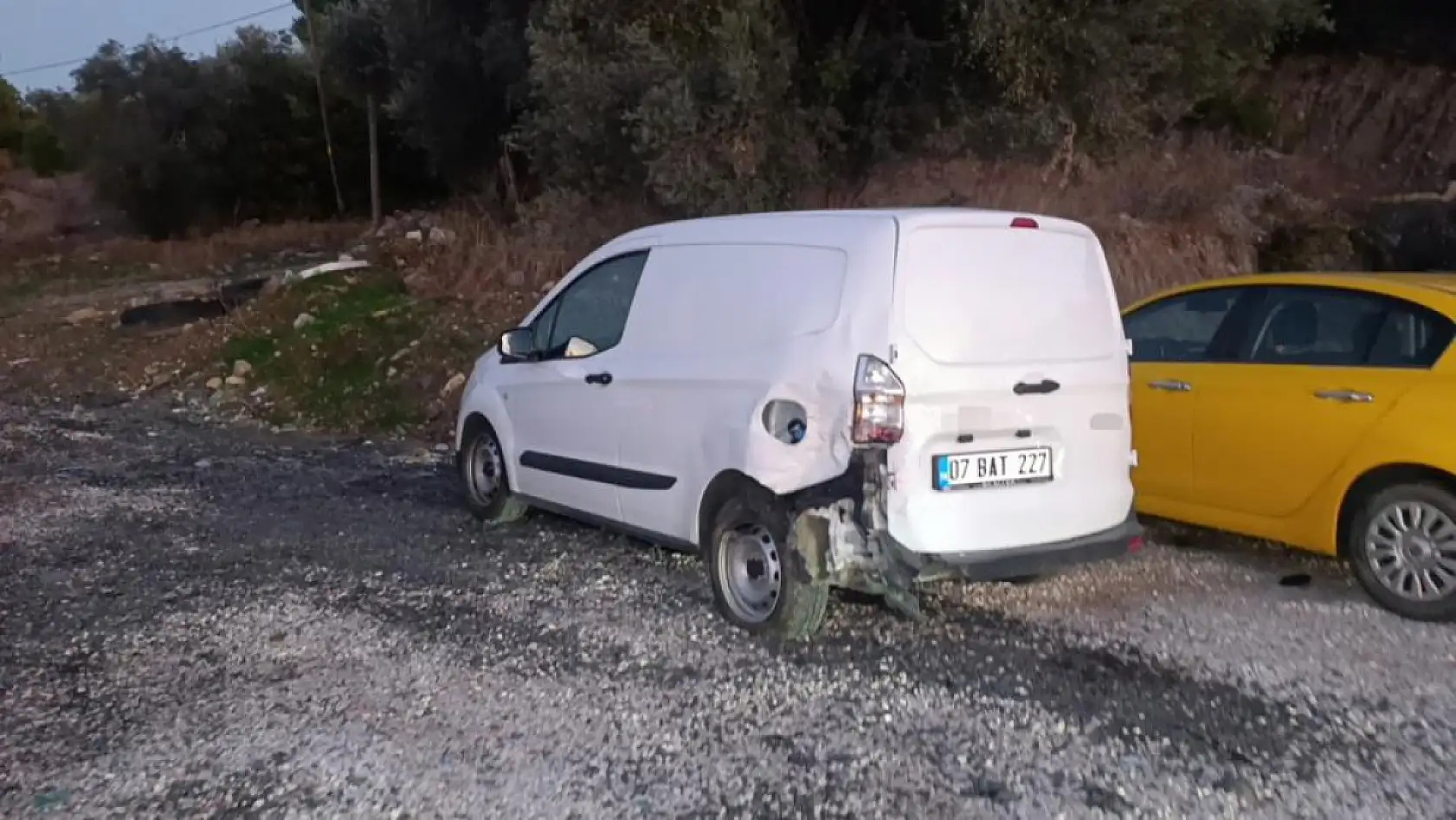 Park halindeki otomobile çarpan sürücü ölümden döndü