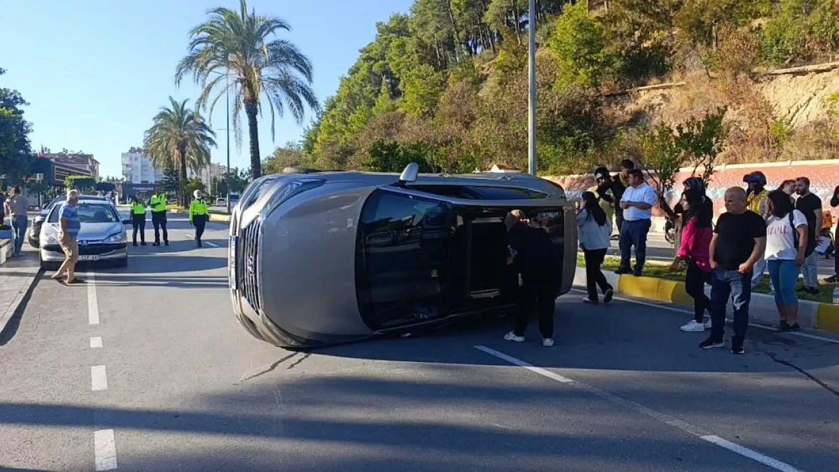 Park halindeki araçlara çarpıp yan yatan otomobilin sürücüsü yaralandı
