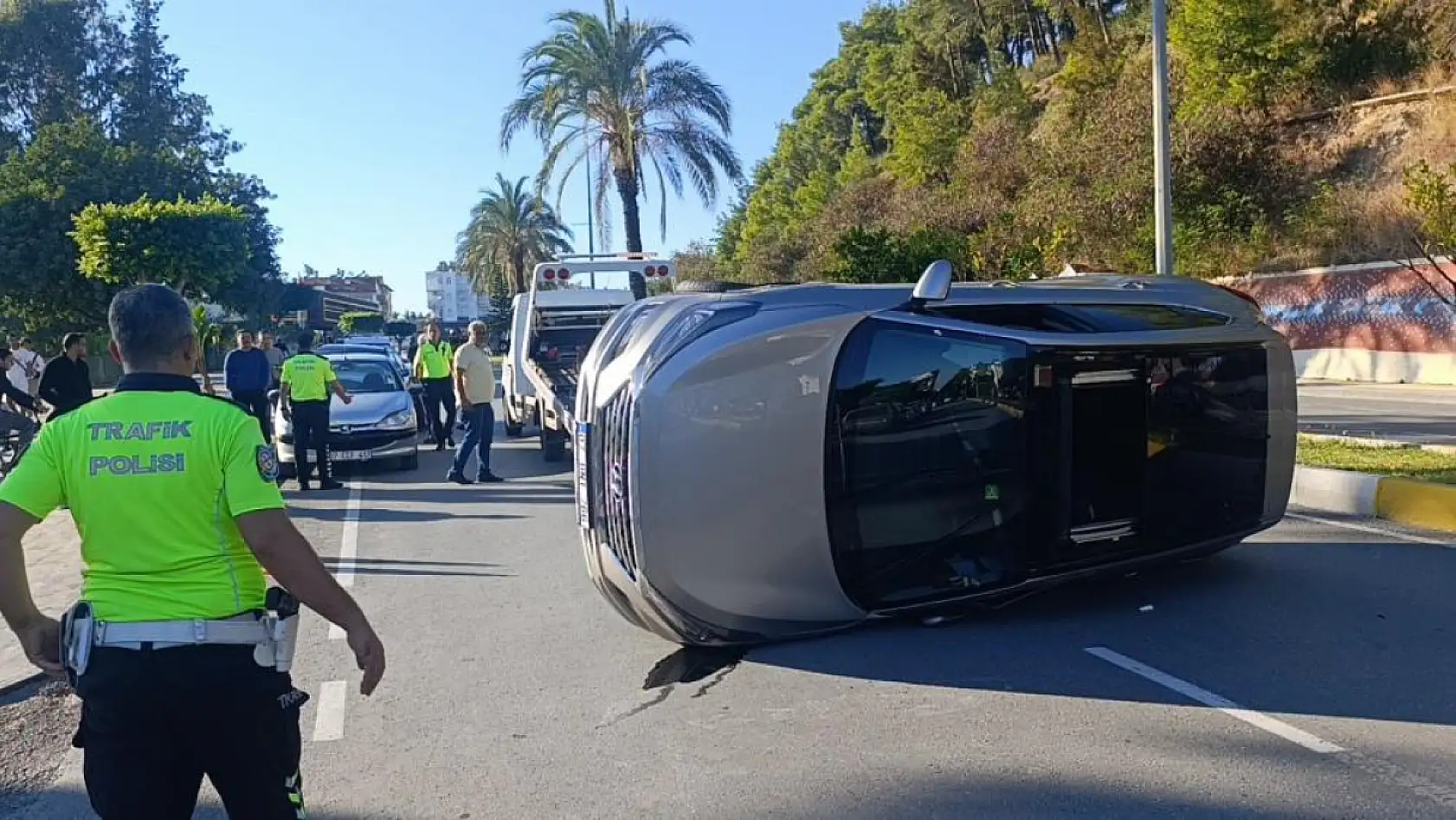 Park halindeki araçlara çarpıp yan yatan otomobilin sürücüsü yaralandı