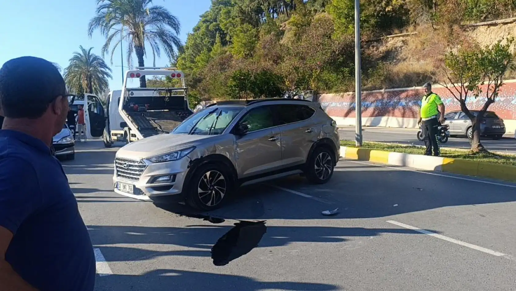 Park halindeki araçlara çarpıp yan yatan otomobilin sürücüsü yaralandı