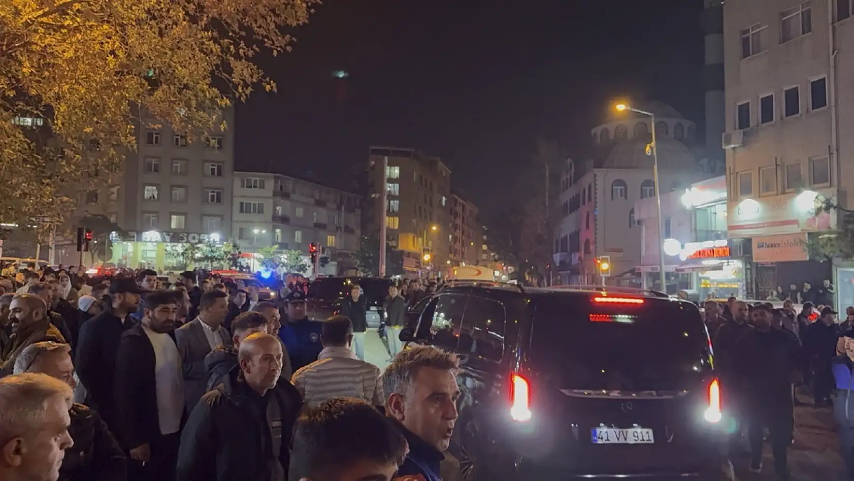 Gebze'de 4 kişiye mezar olan binanın çevresinde bulunan 16 bina tahliye edildi