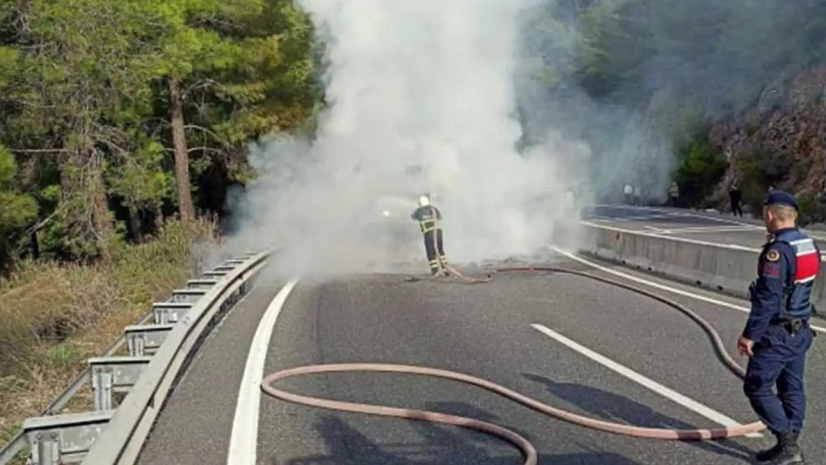 Muğla'nın Sakar Geçiti'nde araç yangını