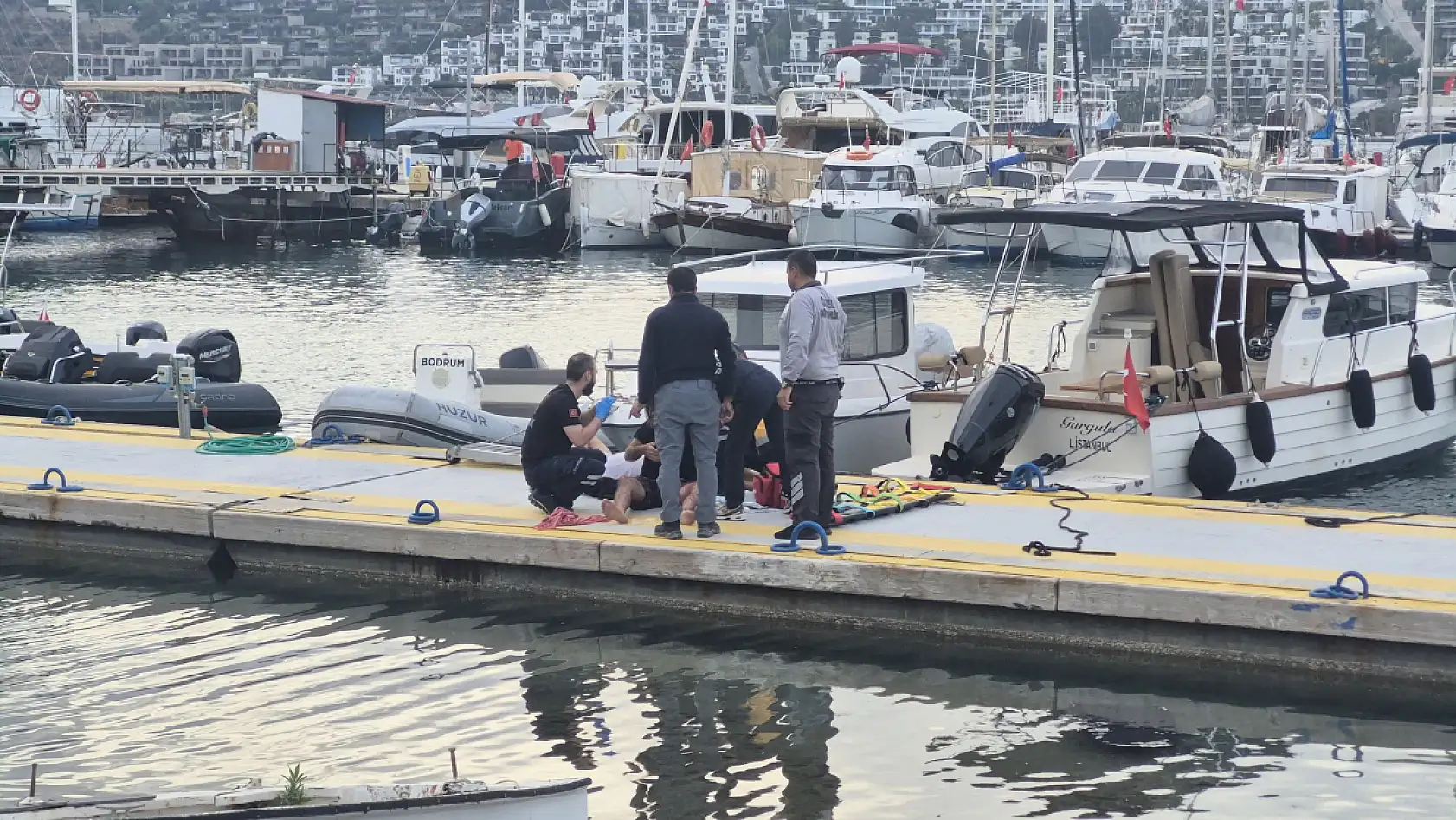 Bodrum'da bot kayalıklara çarptı: 4 yaralı