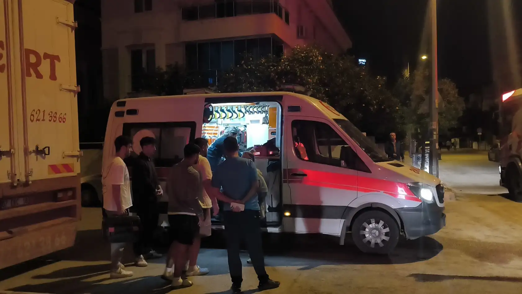 Evde yakılan mumlar yangına sebep oldu, binada panik yaşandı