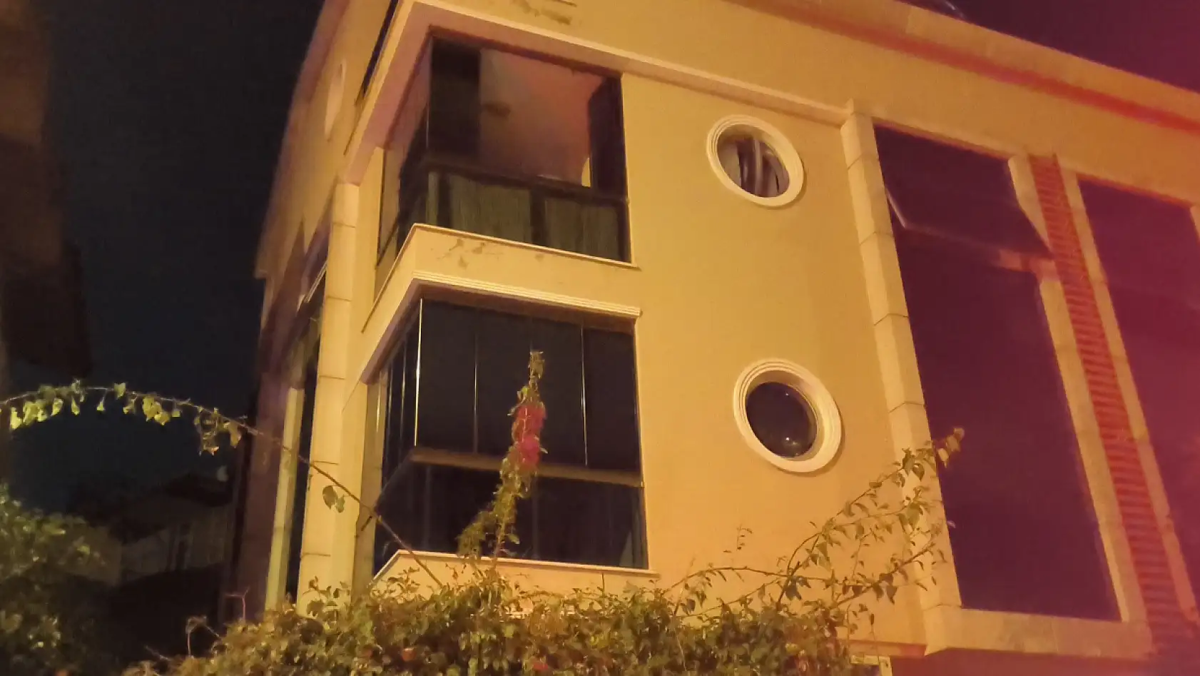 Evde yakılan mumlar yangına sebep oldu, binada panik yaşandı