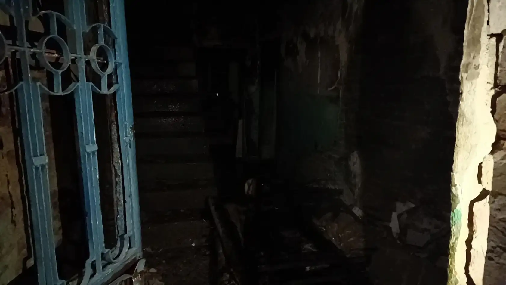 Evini yakarak intihar etmeye kalkıştı