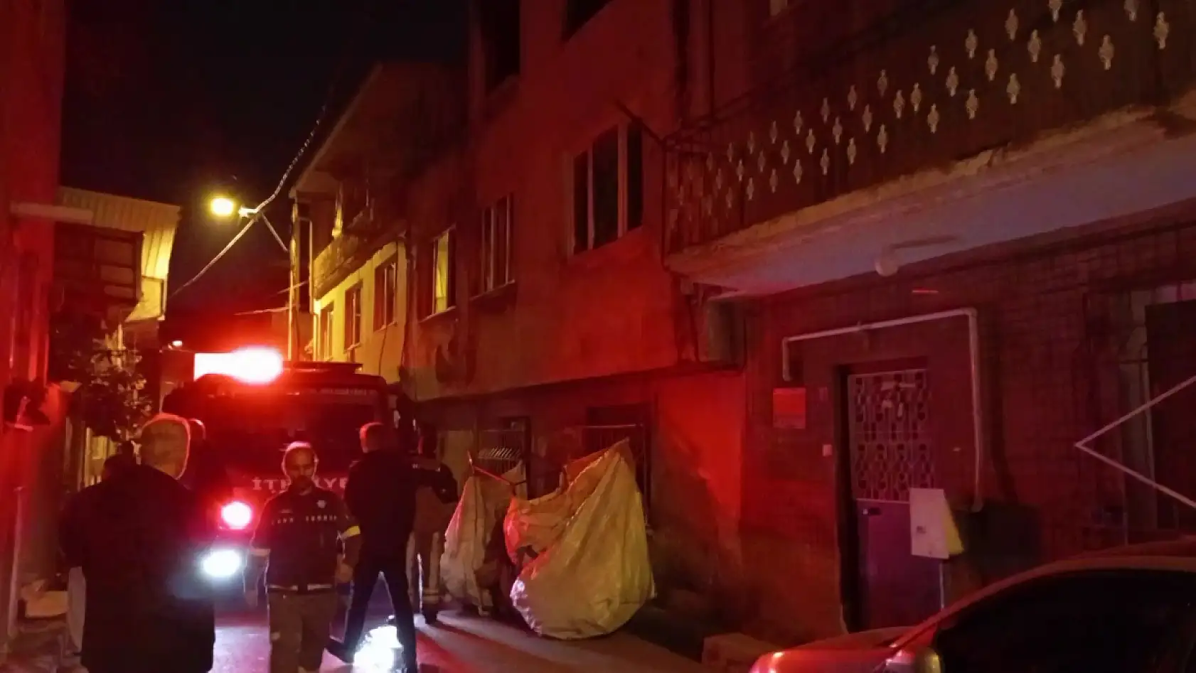 Evini yakarak intihar etmeye kalkıştı