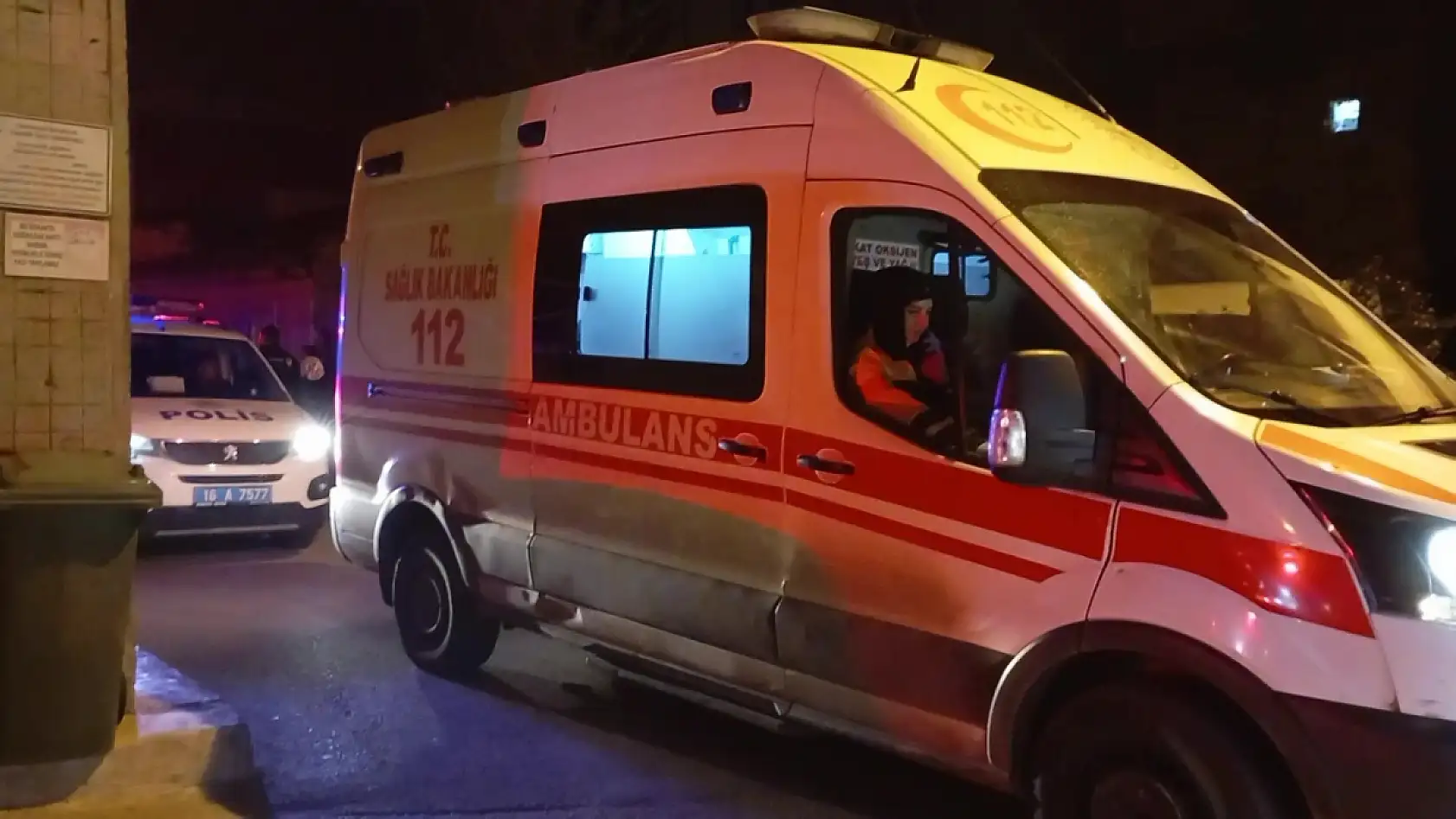 Evini yakarak intihar etmeye kalkıştı