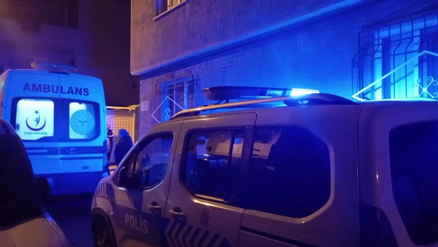 Evini yakarak intihar etmeye kalkıştı