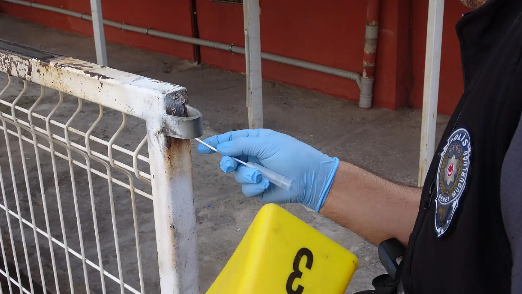 Yoldan geçenlere dehşeti yaşatıp 1 kişiyi bıçaklamıştı, adım adım izi sürülerek yakalandı