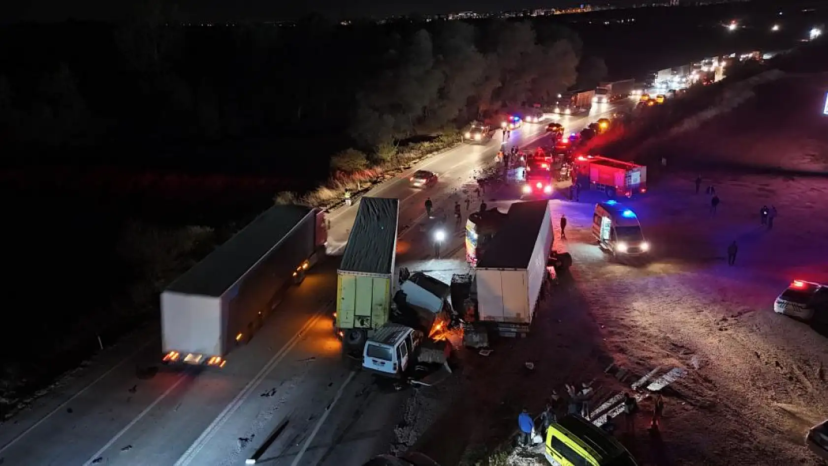 Hatalı sollama zincirleme kazaya neden oldu: 1 ölü, 2 yaralı