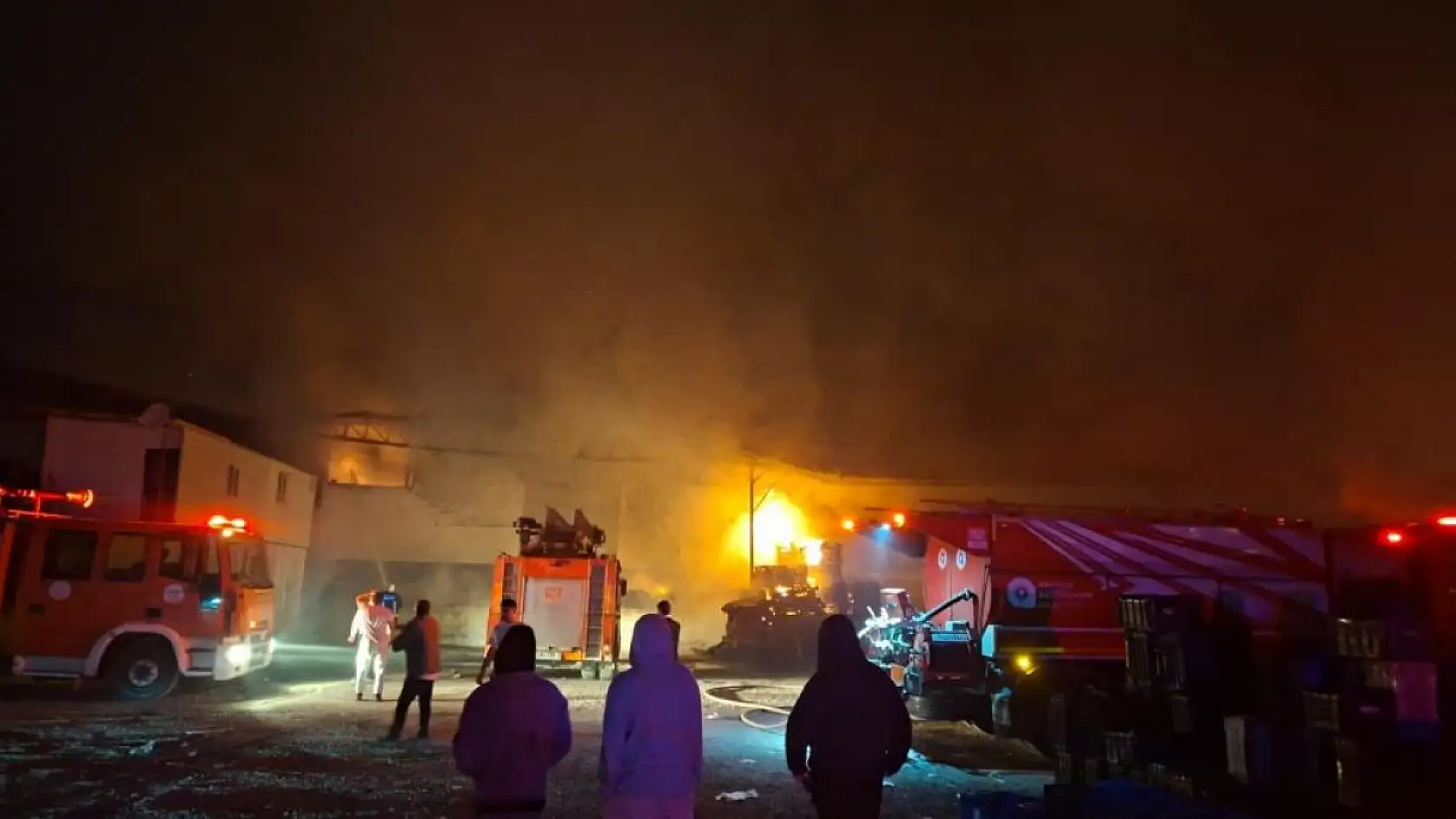 Paketleme fabrikası alev alev yandı