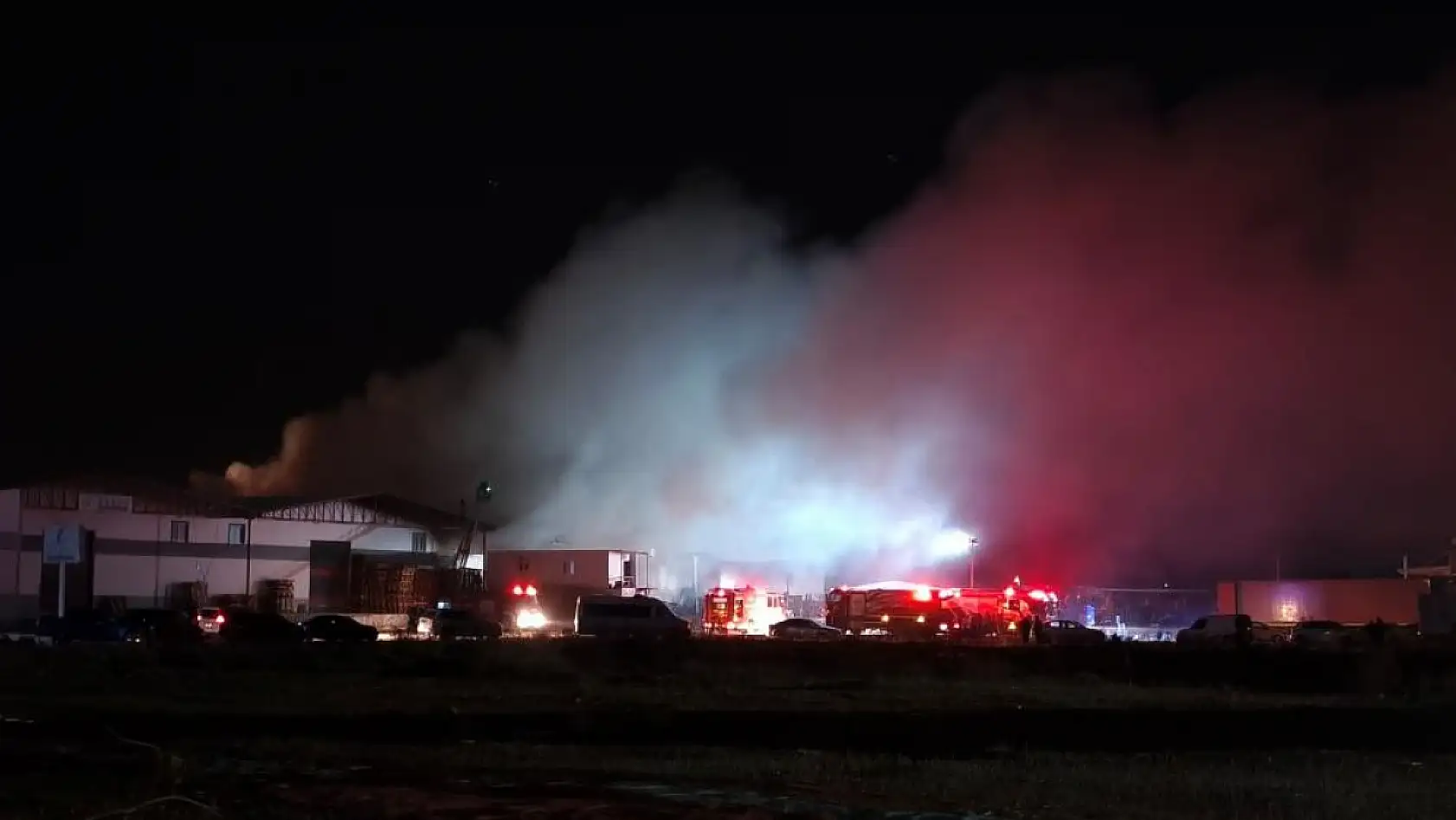 Paketleme fabrikası alev alev yandı