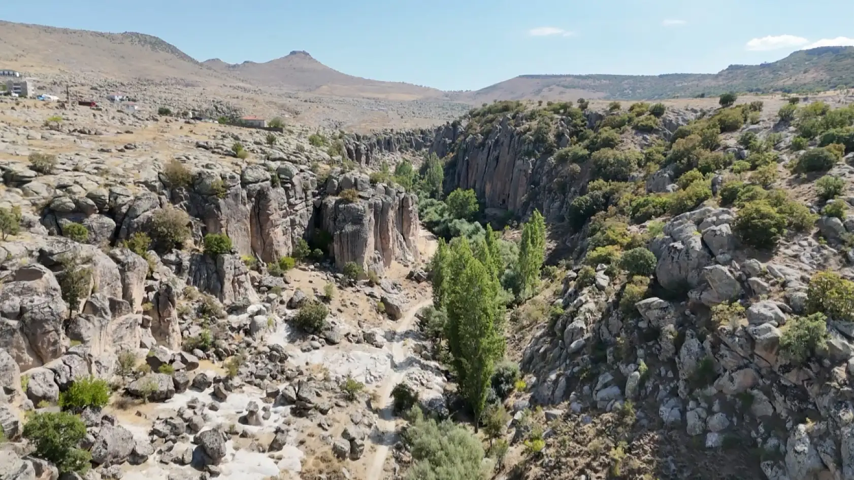 Roma ve Bizans'ın izlerini taşıyan Manastır Vadisi ziyaretçilerin ilgi odağı