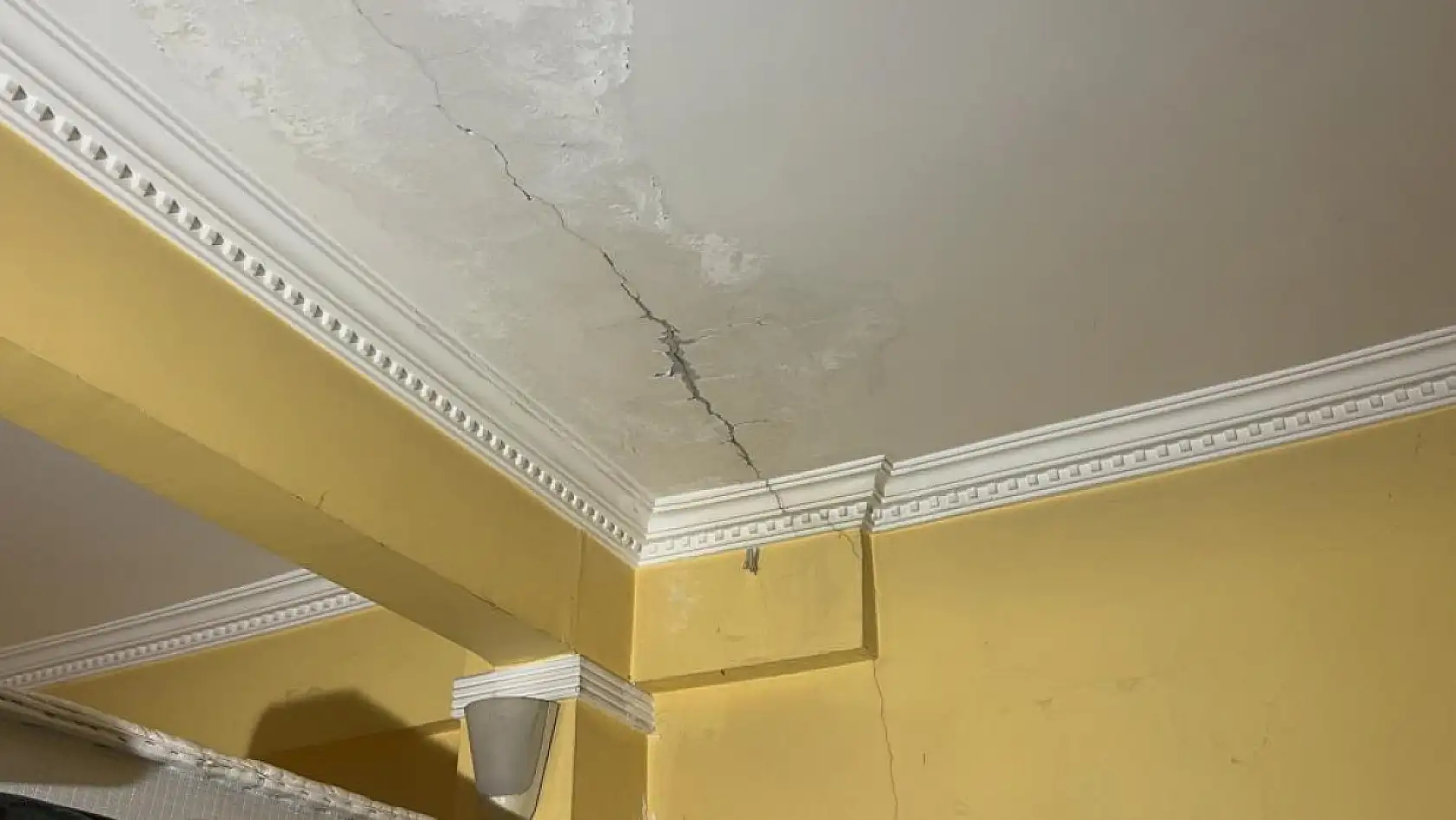 Bir binanın kolonları çatladı: Aileler korkuyla evi tahliye etti