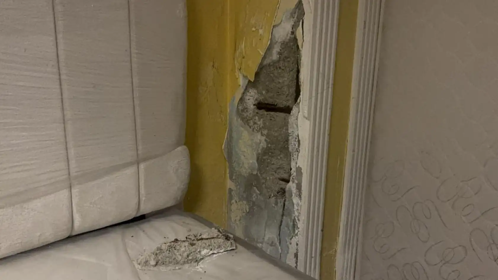 Bir binanın kolonları çatladı: Aileler korkuyla evi tahliye etti