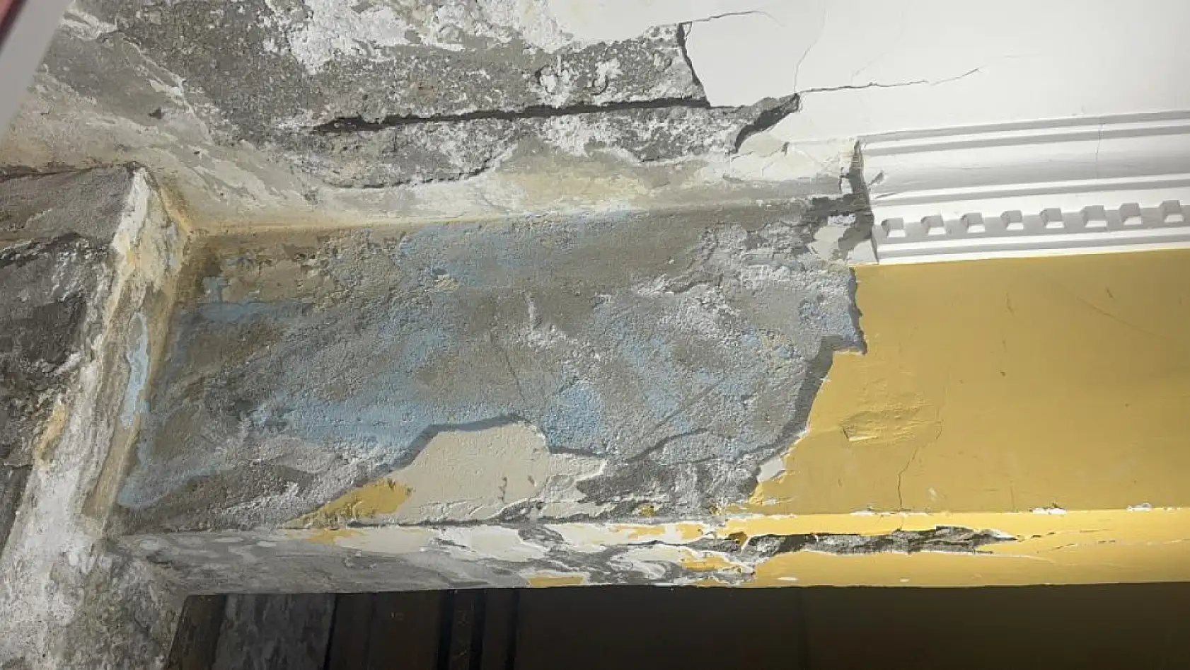 Bir binanın kolonları çatladı: Aileler korkuyla evi tahliye etti