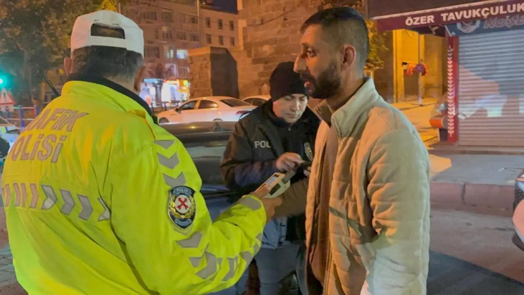 Kimlik isteyen polise sosyal medyasını açtı