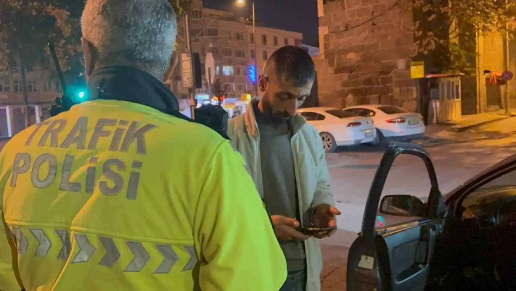 Kimlik isteyen polise sosyal medyasını açtı
