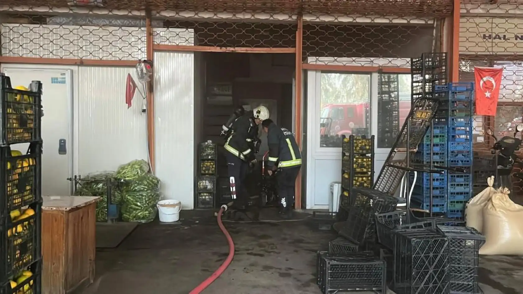 Sebze ve meyve deposunda yangın