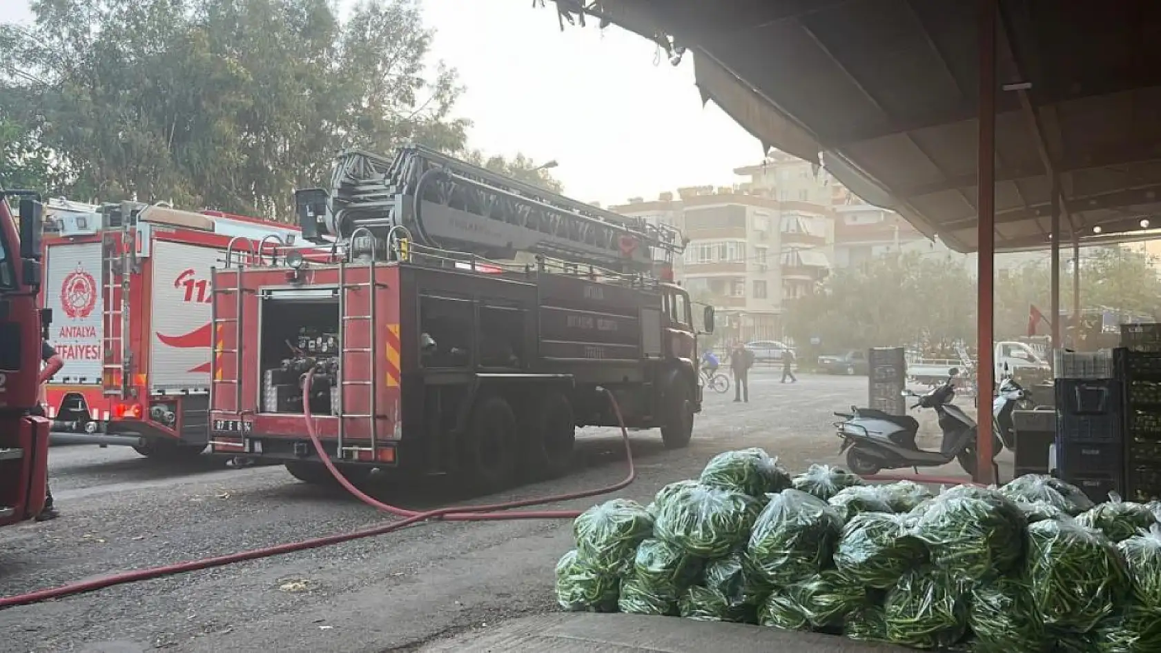 Sebze ve meyve deposunda yangın